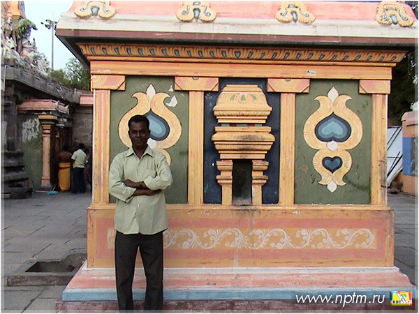 Мария Карпинская посещает священный Храм Шивы. Индия, штат Тамилнаду. 2015