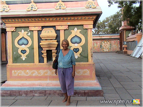 Мария Карпинская посещает священный Храм Шивы. Индия, штат Тамилнаду. 2015